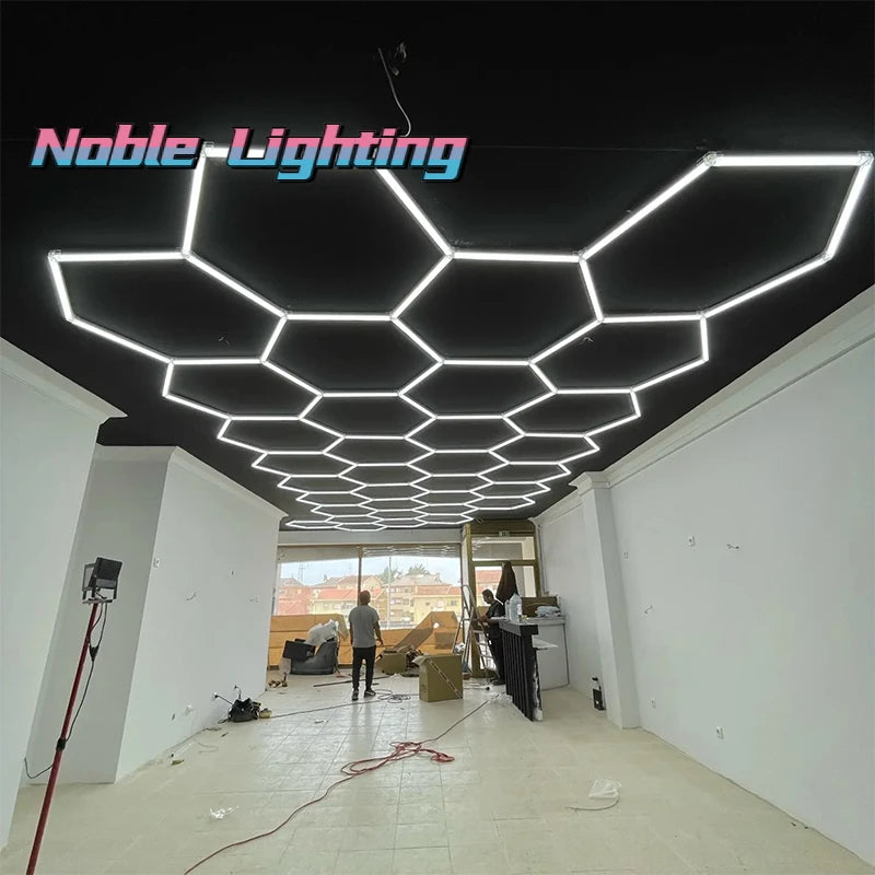 Plafonnier LED hexagonal – plafond hexagonal allumé dans un local commercial à grande baie vitrée