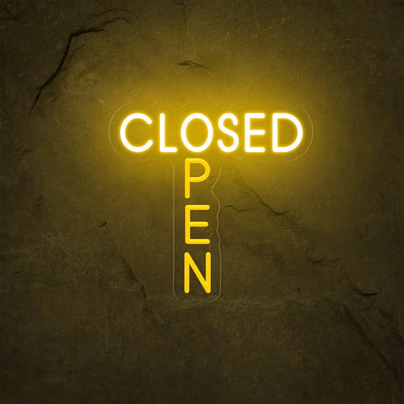 Panneau OPEN CLOSED en néon LED – version jaune doré sur un mur de pierre