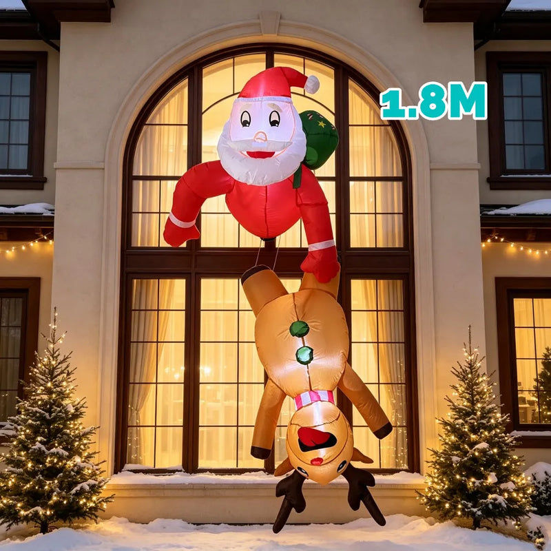 Père Noël gonflable suspendu avec renne – Père Noël et renne gonflables suspendus devant une grande fenêtre cintrée, hauteur de 1,8 m