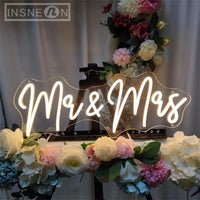 Néon mariage – « Mr & Mrs » devant un bouquet de fleurs