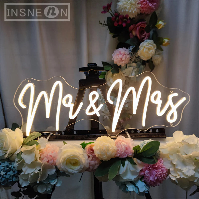 Néon mariage – « Mr & Mrs » devant un bouquet de fleurs