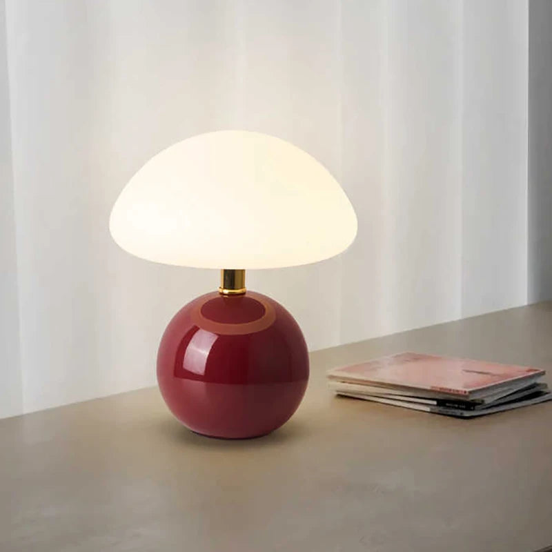 Lampe champignon en céramique – lampe à pied bordeaux sur un bureau
