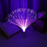 Lampe fibre optique – gerbe violette posée près d'une fenêtre à rideaux