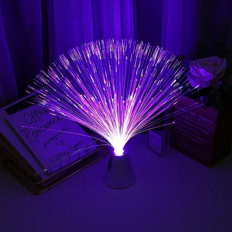 Lampe fibre optique – gerbe violette posée près d'une fenêtre à rideaux