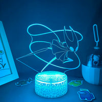 Lampe 3D Hornet – lumière turquoise sur socle blanc craquelé