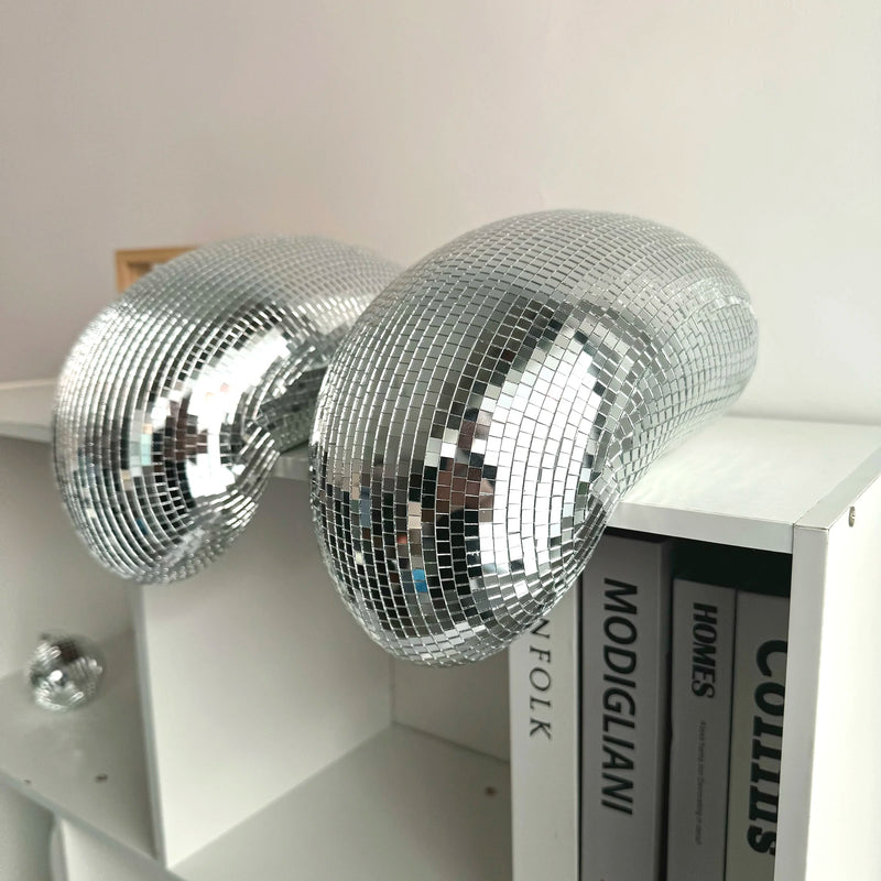 Boule à facettes déco fondue – deux boules au bord d'une étagère