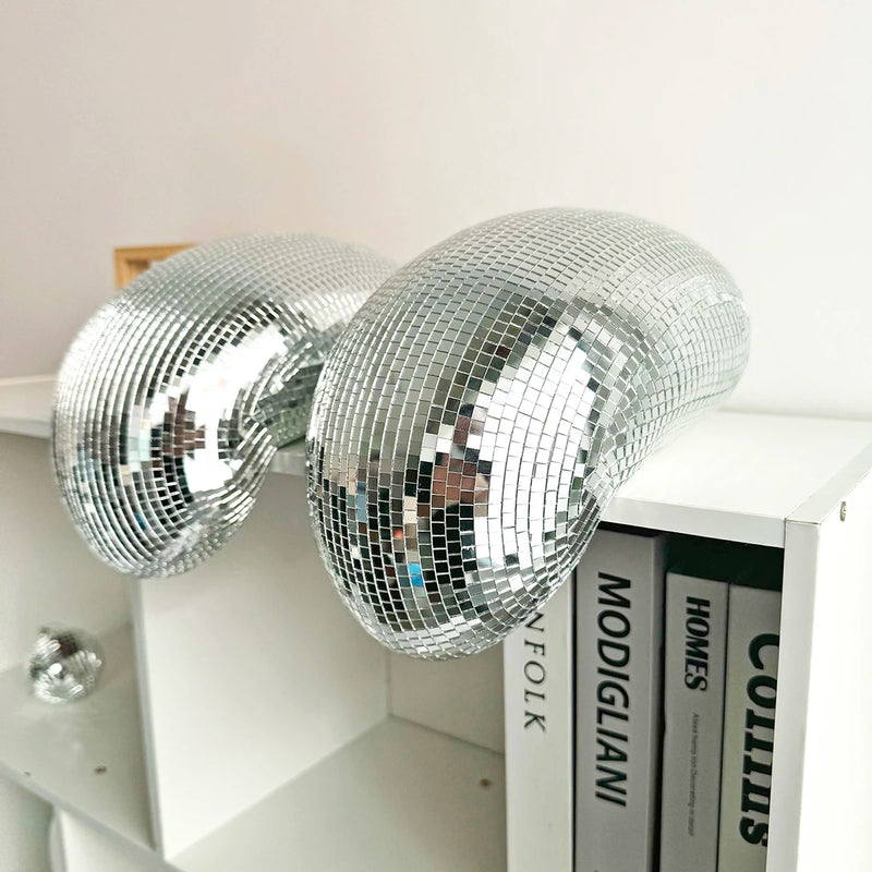Boule à facettes déco fondue – boules posées sur le rebord d'une bibliothèque