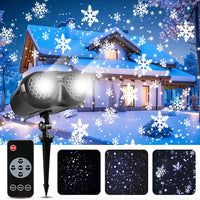 Projecteur flocon de neige extérieur LED double tête – projecteur sur piquet avec télécommande devant une maison enneigée