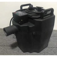 Machine à fumée lourde 4000 W – la machine noire à deux poignées et sa buse de sortie, vue de côté