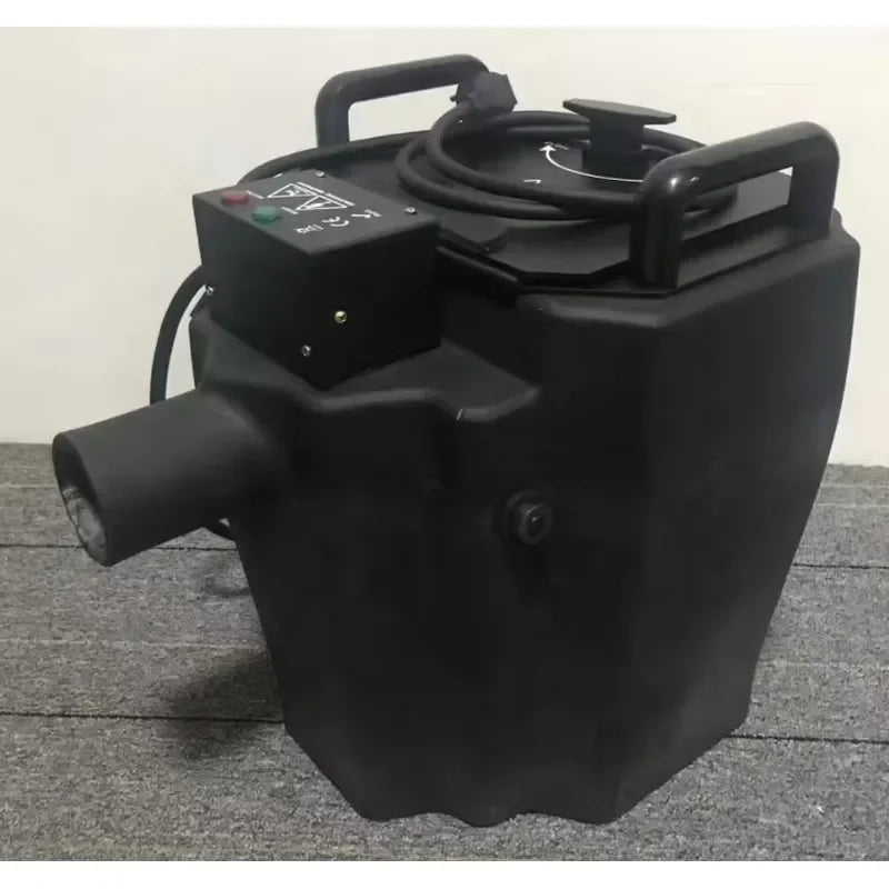 Machine à fumée lourde 4000 W – la machine noire à deux poignées et sa buse de sortie, vue de côté
