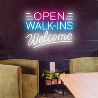 Enseigne néon Open Walk-Ins Welcome – modèle OPEN, Walk-Ins et Welcome blanc et bleu sur mur noir