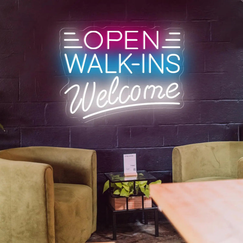 Enseigne néon Open Walk-Ins Welcome – modèle OPEN, Walk-Ins et Welcome blanc et bleu sur mur noir