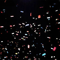 Pluie de confettis multicolores sur fond noir