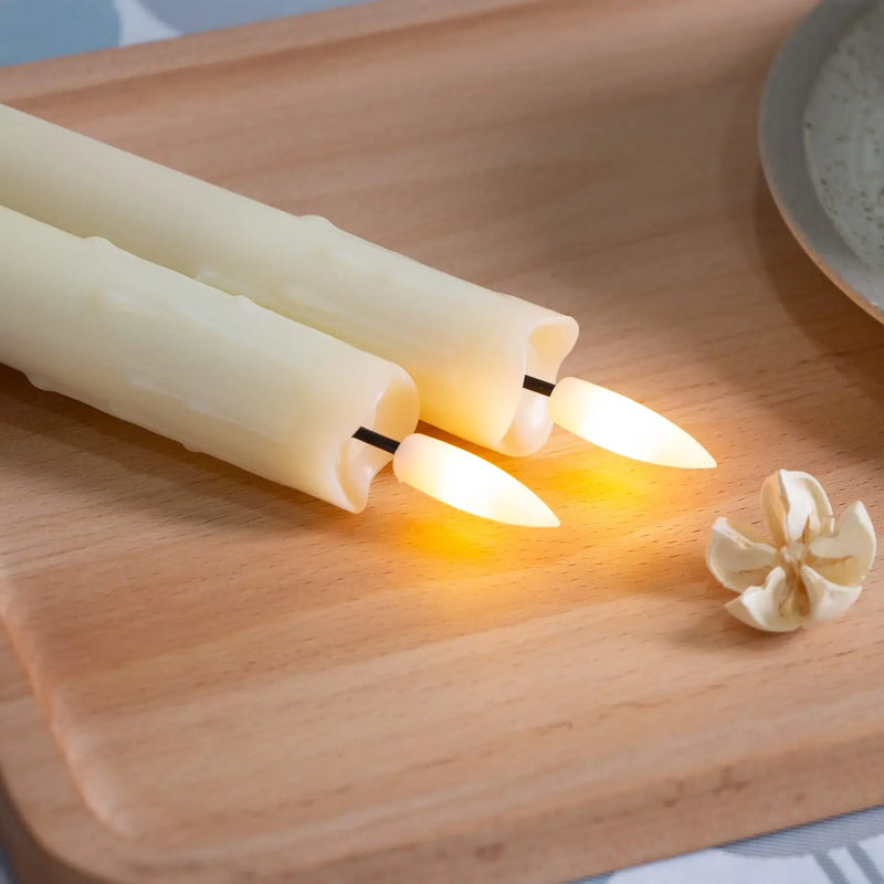Bougies LED coniques – bougies à coulures posées sur une table en bois