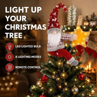 Cimier de sapin lumineux gnome – gnome au sommet d'un sapin de Noël allumé