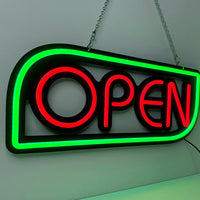 Panneau lumineux OPEN – lettres rouges, cadre vert, suspendu par sa chaîne