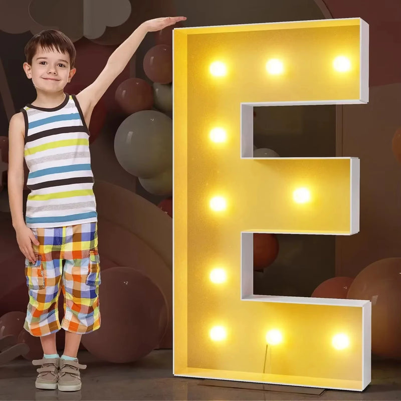 Lettre lumineuse géante 120 cm en carton mousse, 10 ampoules LED blanc chaud