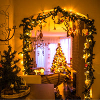 Guirlande lumineuse extérieur IP65 – guirlande enroulée autour d'une arche décorée