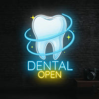 Enseigne néon dentiste DENTAL OPEN – sur un mur noir près d'un appareil photo