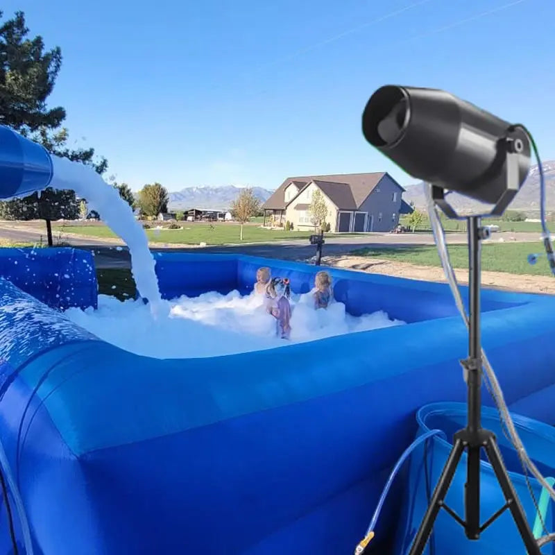 Machine à mousse 1500 W – mousse projetée dans une piscine gonflable