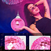 Boules à facettes déco en lot – femme tenant une boule rose avec détail des facettes