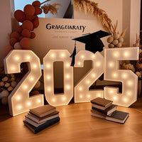 Chiffre marquee 73 cm – année 2025 en chiffres lumineux sur une table de fête