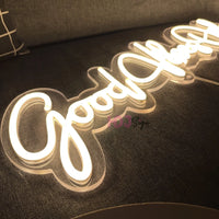 Néon déco LED « Good Vibes Only » – gros plan sur le texte lumineux blanc chaud