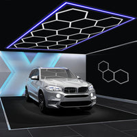 Plafonnier LED 14 hexagones à cadre bleu – plafond au-dessus d'une voiture grise dans un showroom