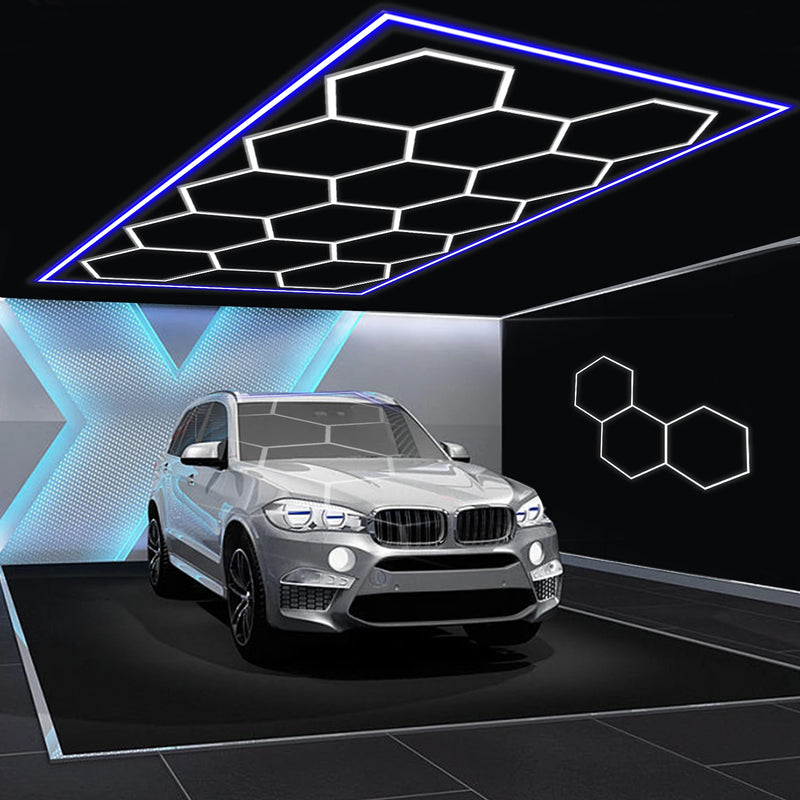 Plafonnier LED 14 hexagones à cadre bleu – plafond au-dessus d'une voiture grise dans un showroom