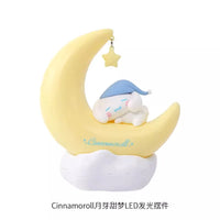 Veilleuse lune Sanrio – Cinnamoroll sur sa lune jaune, vue de face