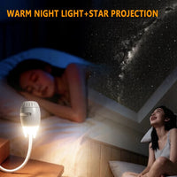 Mini projecteur d'étoiles USB à tête ogive – femme couchée près de la veilleuse chaude de la lampe