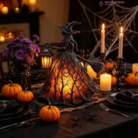 Lampe sorcière d'Halloween – la sorcière lumineuse posée sur une table de fête avec bougies et citrouilles