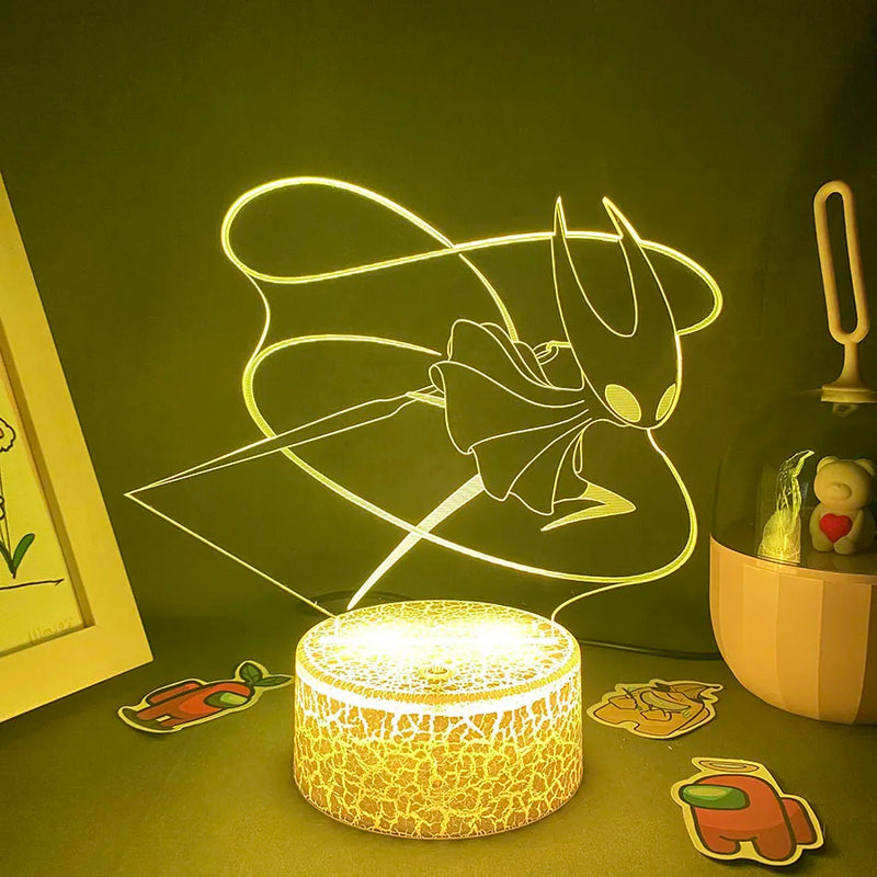 Lampe 3D Hornet – lumière jaune sur socle blanc craquelé