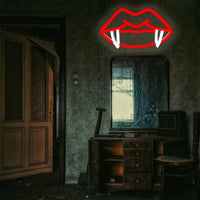 Néon Halloween – bouche de vampire au-dessus d'un miroir dans une pièce sombre