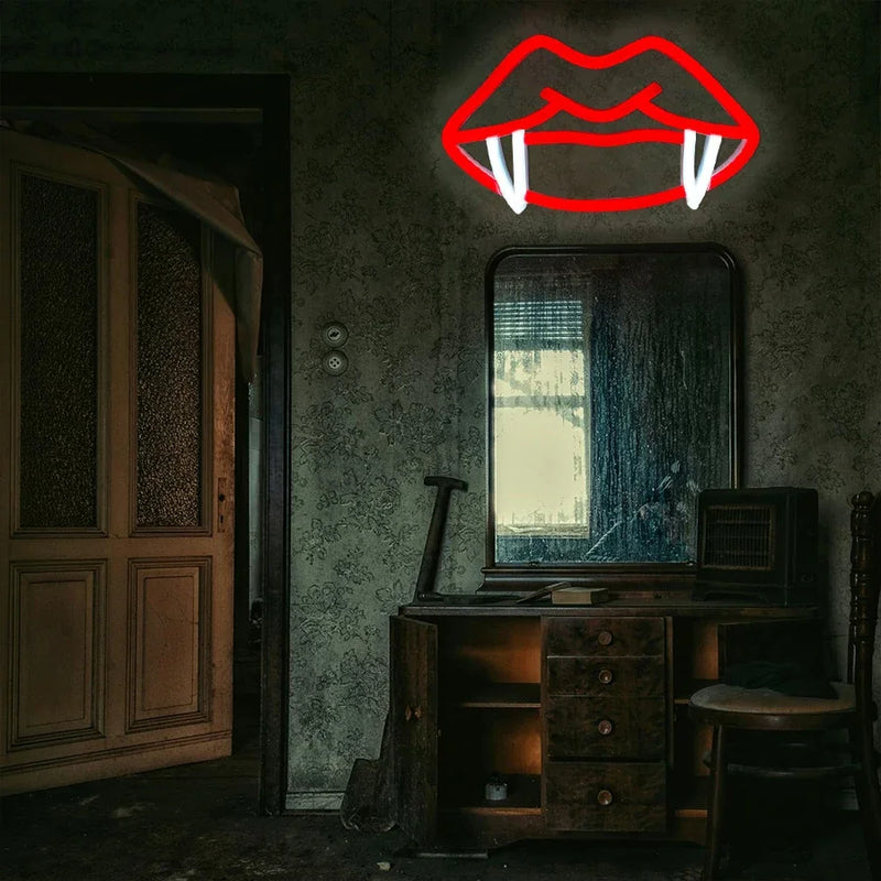 Néon Halloween – bouche de vampire au-dessus d'un miroir dans une pièce sombre