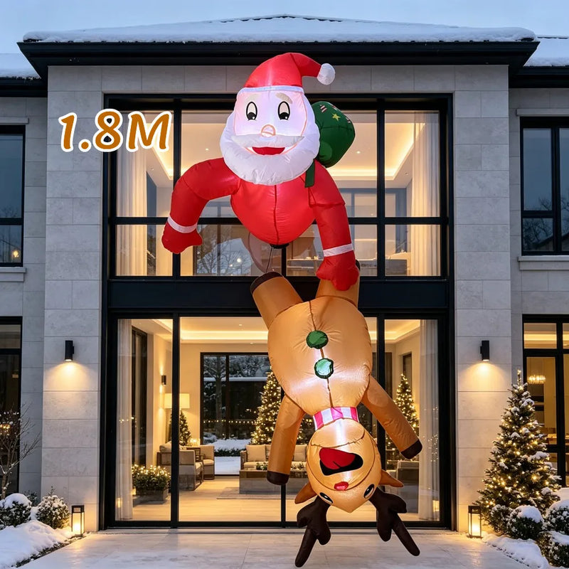 Père Noël gonflable suspendu avec renne – Père Noël et renne gonflables suspendus devant une façade vitrée, hauteur de 1,8 m