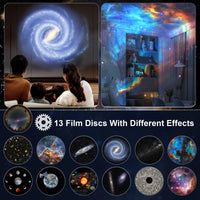 Projecteur planétarium globe – famille devant une galaxie projetée au salon et les 13 films aux effets différents