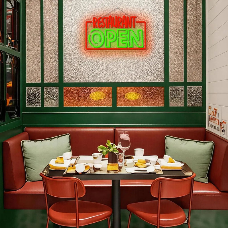 Enseigne néon RESTAURANT OPEN – au-dessus d'une banquette de restaurant