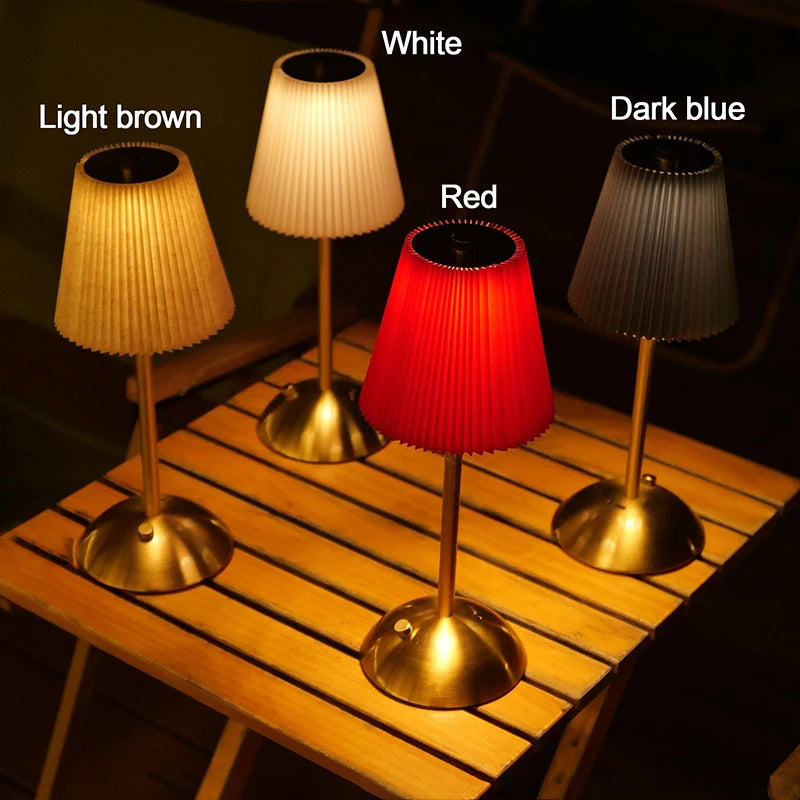 Lampe de table sans fil plissée – quatre coloris d'abat-jour sur une table en bois