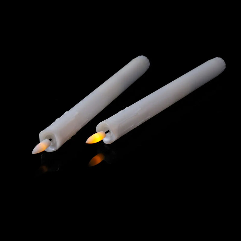Bougies LED coniques rechargeables – deux bougies blanches couchées, flammes allumées
