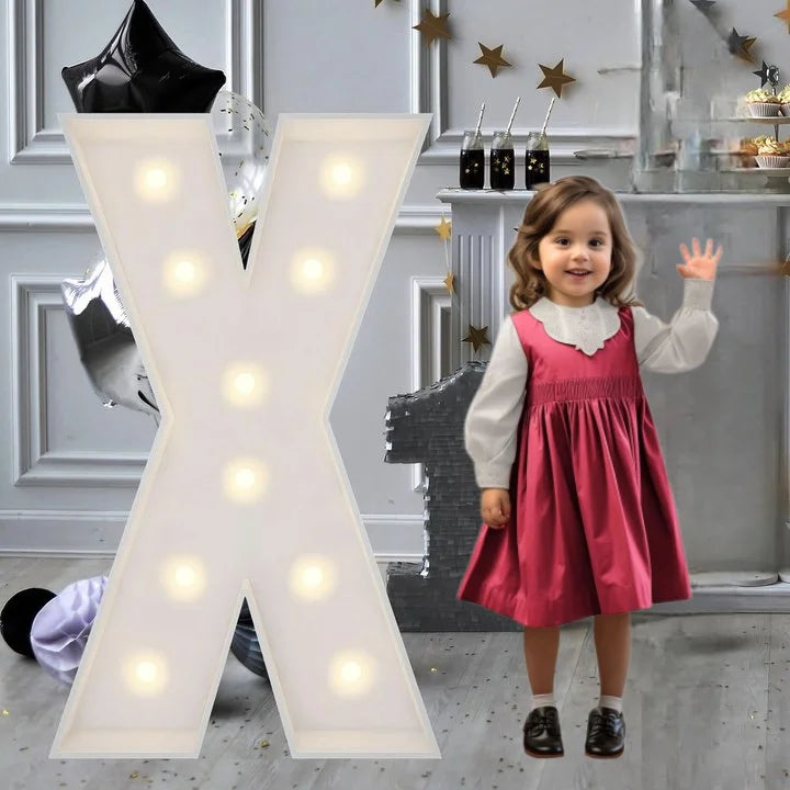Lettre marquee 120 cm – la lettre X allumée à côté d'une petite fille