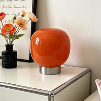 Lampe de table en verre à 3 teintes – lampe rouge posée sur un meuble blanc avec un vase de fleurs