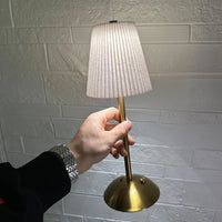 Lampe de table sans fil plissée – abat-jour blanc plissé tenu à la main