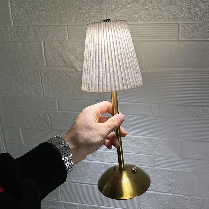 Lampe de table sans fil plissée – abat-jour blanc plissé tenu à la main