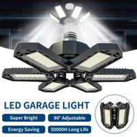 Lampe de garage LED déformable – panneaux ouverts au-dessus d'un plan de travail