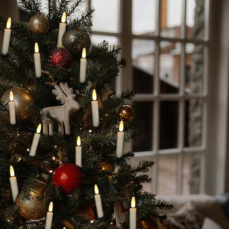 Bougies LED à clip – sapin de Noël décoré de bougies à clip près d'une fenêtre