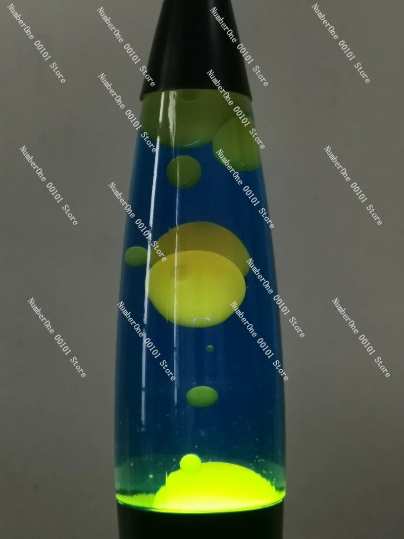 Lampe à lave rétro – gros plan sur les bulles de cire jaune dans l'eau bleue