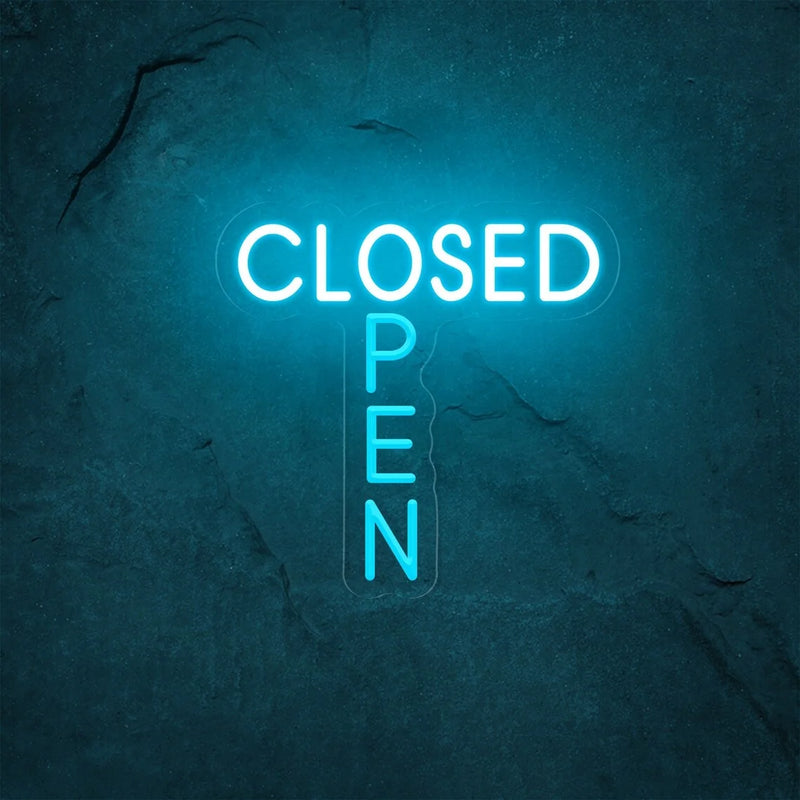 Panneau OPEN CLOSED en néon LED – version bleu turquoise sur un mur de pierre