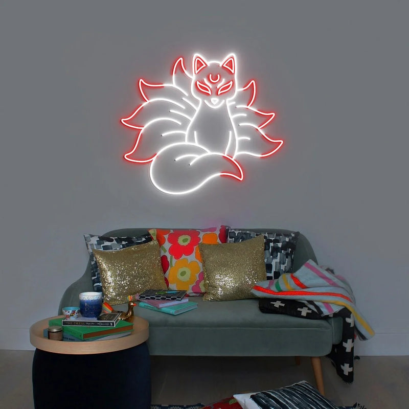 Néon renard kitsune – coloris blanc et rouge allumé au-dessus d'un canapé