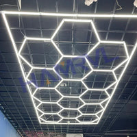 Éclairage LED hexagonal – grille en nid d'abeille allumée au plafond d'un local